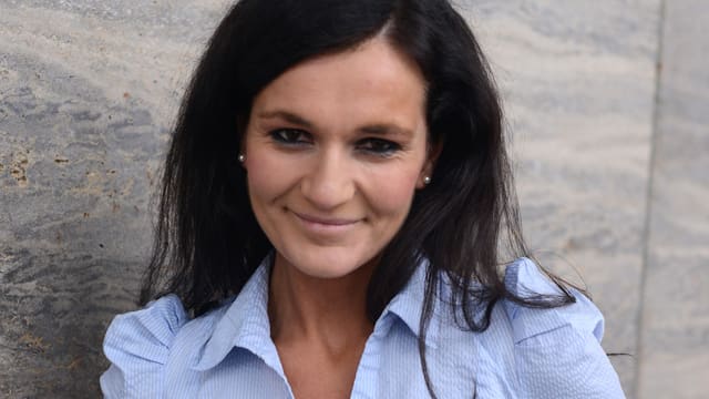 Porträt einer dunkelhaarigen frau mit hellblauer Bluse. Porträt einer dunkelhaarigen frau mit hellblauer Bluse.
