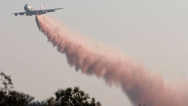 Jumbo-Löschflugzeug im Einsatz. Jumbo-Löschflugzeug im Einsatz.