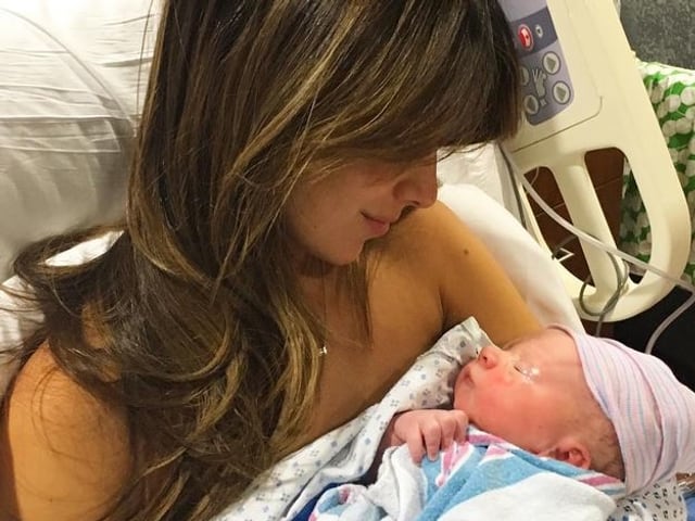 Hilaria Baldwin hält ihr neugeborenes Baby in den Armen. Hilaria Baldwin hält ihr neugeborenes Baby in den Armen.