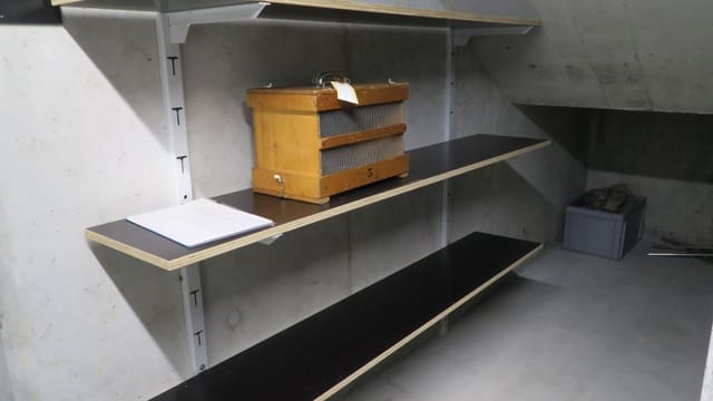 Blick in den Keller, wo die Bienen in Kellerhaft genommen werden. Blick in den Keller, wo die Bienen in Kellerhaft genommen werden.