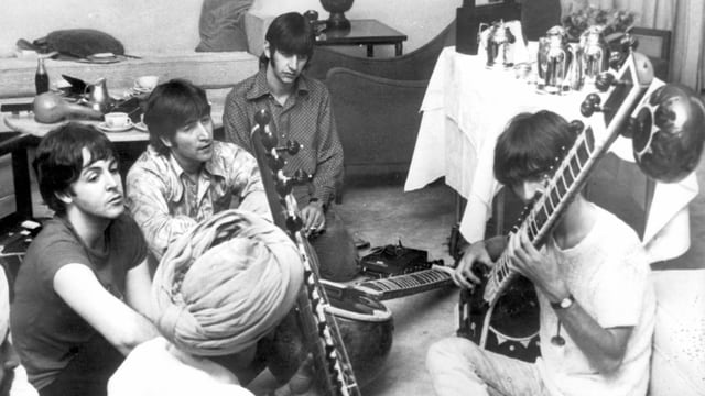 ein Foto von jungen Männern, die ein indisches Instrument üben ein Foto von jungen Männern, die ein indisches Instrument üben