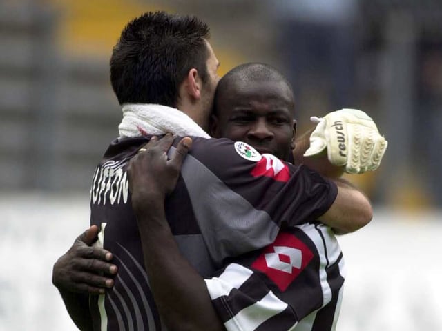 Buffon und Thuram umarmen sich Buffon und Thuram umarmen sich
