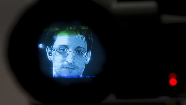Snowden fotografiert als Bild durch eine Kameralinse. Snowden fotografiert als Bild durch eine Kameralinse.