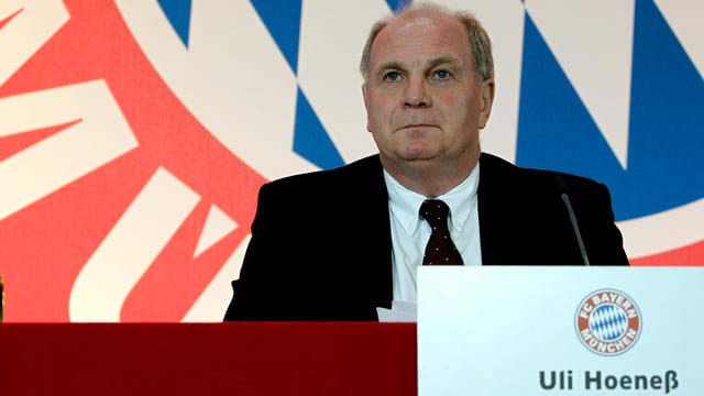 Der Präsident des FC Bayern München, Uli Hoeness vor einem Bayern-Wappen. Der Präsident des FC Bayern München, Uli Hoeness vor einem Bayern-Wappen.