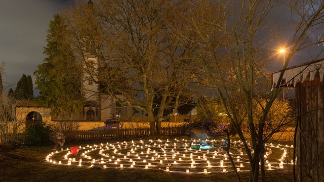 Kerzenlabyrinth im Pfarrgarten Kerzenlabyrinth im Pfarrgarten