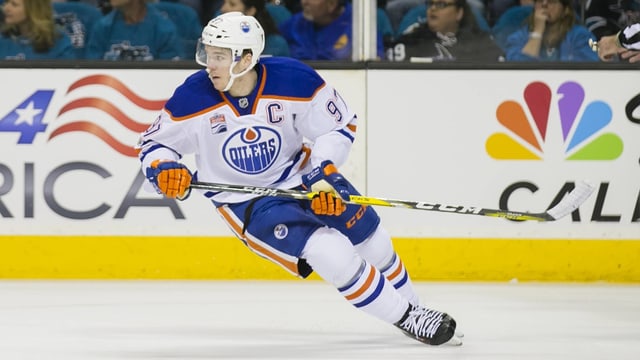 Connor McDavid kurvt auf dem Eis. Connor McDavid kurvt auf dem Eis.