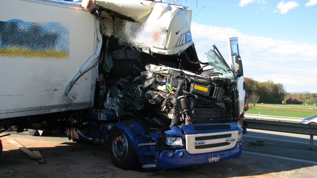 Durch die Kollision wurde ein LKW quer über beide Fahrspuren Richtung Zürich gestellt, was zu einem Verkehrschaos führte. Durch die Kollision wurde ein LKW quer über beide Fahrspuren Richtung Zürich gestellt, was zu einem Verkehrschaos führte.