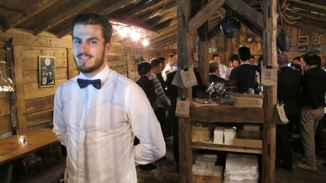 Kellner im Fondue-Chalet am Dörfli-Weihnachtsmarkt Kellner im Fondue-Chalet am Dörfli-Weihnachtsmarkt