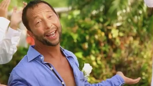 DJ Bobo in blauem Hemd singend. DJ Bobo in blauem Hemd singend.