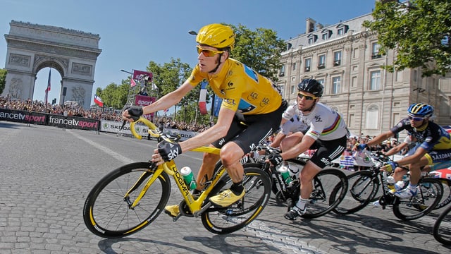 Bradley Wiggins auf den Champs Elysées vor Weltmeister und Teamkollege Mark Cavendish. Bradley Wiggins auf den Champs Elysées vor Weltmeister und Teamkollege Mark Cavendish.