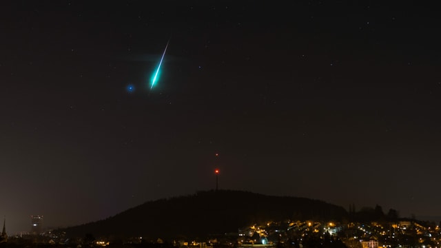 Helle Sternschnuppe mit breiter Spur über Winterthur mit dem Brühlberg-Sendeturm. Helle Sternschnuppe mit breiter Spur über Winterthur mit dem Brühlberg-Sendeturm.