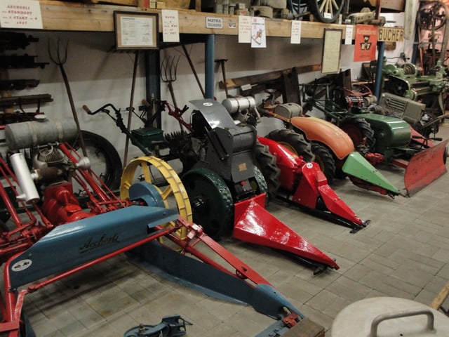 Eine Reihe von Motormähern im Museum. Eine Reihe von Motormähern im Museum.