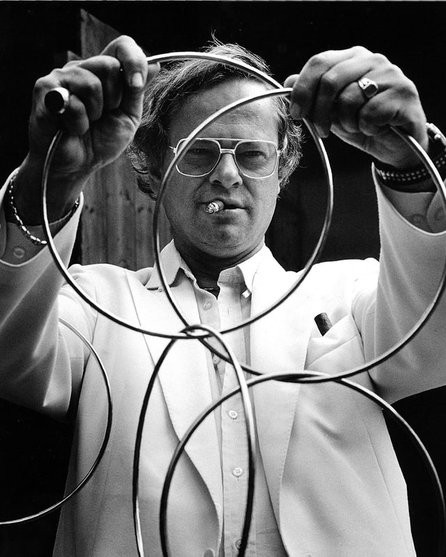 Hermann Burger als Zauberer mit Metallringen in der Hand. Hermann Burger als Zauberer mit Metallringen in der Hand.
