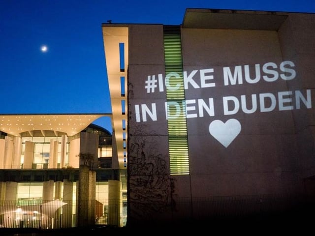 Kanzleramt bei Nacht, angestrahlt mit dem Satz «#ICKE MUSS IN DEN DUDEN» und ein Herz. Kanzleramt bei Nacht, angestrahlt mit dem Satz «#ICKE MUSS IN DEN DUDEN» und ein Herz.