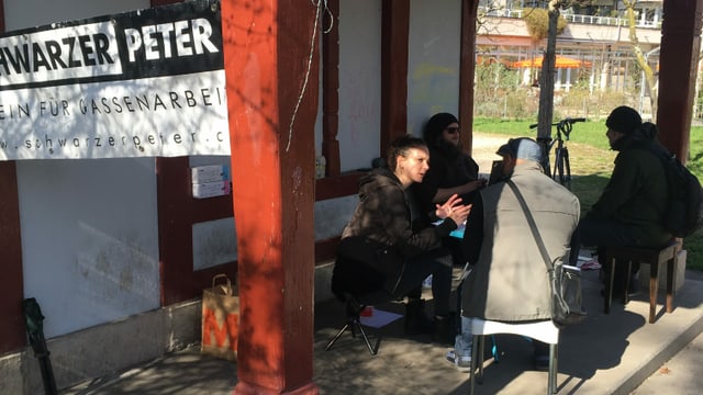 Obdachlose werden im Park beraten. Obdachlose werden im Park beraten.