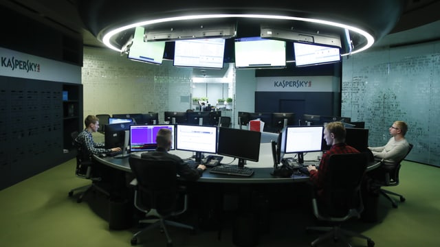 Kaspersky-Mitarbeiter vor Bildschirmen Kaspersky-Mitarbeiter vor Bildschirmen