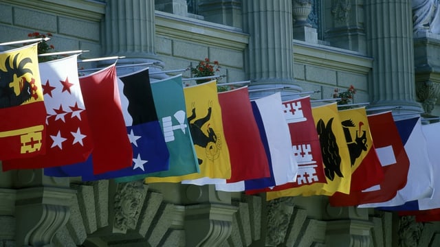 Kantonsfahnen vor dem Bundeshaus Kantonsfahnen vor dem Bundeshaus