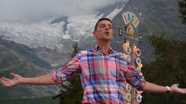 Roman moderiert vor der eindrücklichen Berg-Kulisse von Saas-Fee.