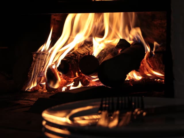 Eine Feuerstelle mit einem Feuer.
