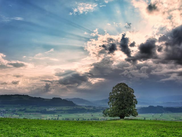 Das Sonnelicht wird auf ganz spezielle Art an den Wolkenrändern gestreut.