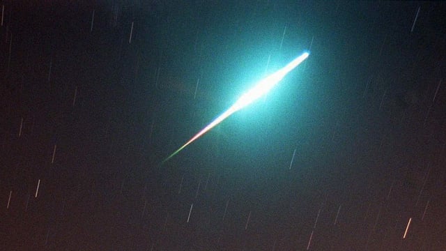 Sternschnuppe an dunklem Himmel Sternschnuppe an dunklem Himmel