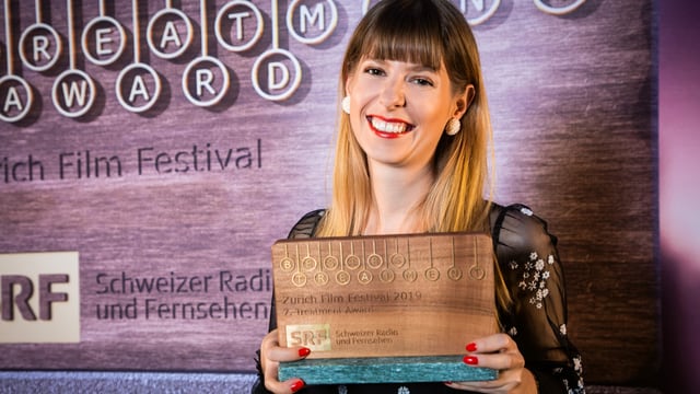 Junge Frau mit einer Trophäe Junge Frau mit einer Trophäe