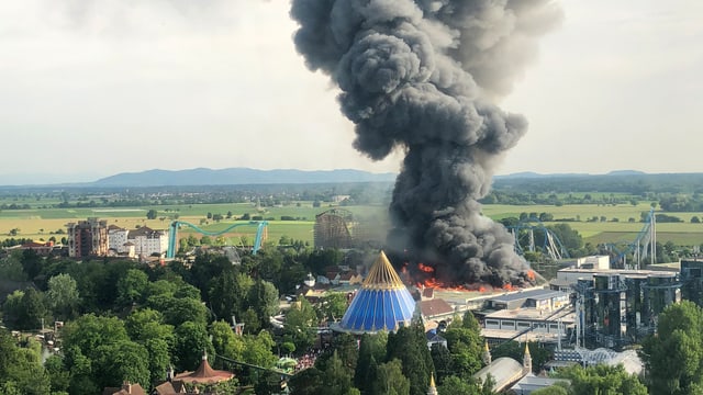 Rauchsäule über Europapark. Rauchsäule über Europapark.
