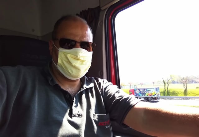 LKW-Fahrer mit Schutzmaske LKW-Fahrer mit Schutzmaske