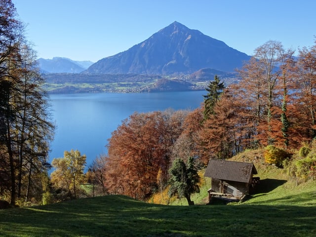 Blick auf den Thunersee im Herbst.