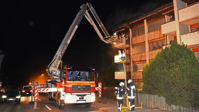 Feuerwehrauto mit Kran - damit Leute vom Balkon geholt werden können. Feuerwehrauto mit Kran - damit Leute vom Balkon geholt werden können.