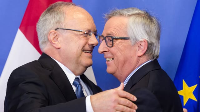 Johann Schneider-Ammann und Jean-Claude Juncker begrüssen sich. Johann Schneider-Ammann und Jean-Claude Juncker begrüssen sich.