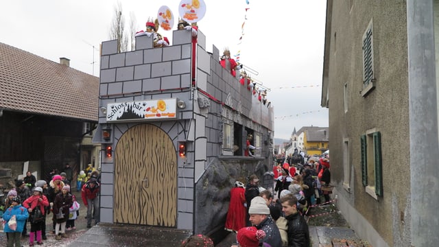 Burg-Wagen, im Hintergrund Kirche am Umzug Burg-Wagen, im Hintergrund Kirche am Umzug