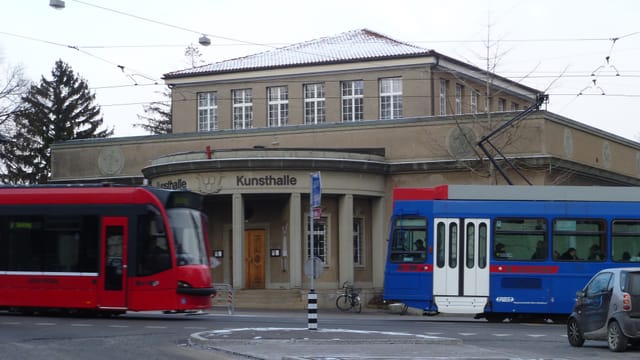 Rotes Tram und Blaues Bähnli kreuzen sich vor der Kunsthalle Bern. Rotes Tram und Blaues Bähnli kreuzen sich vor der Kunsthalle Bern.