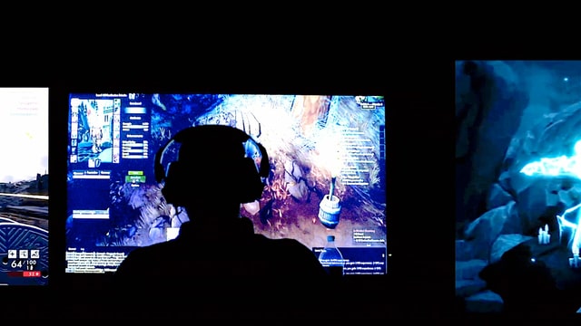 Gamsüchtiger Mann spielt am Computer Gamsüchtiger Mann spielt am Computer