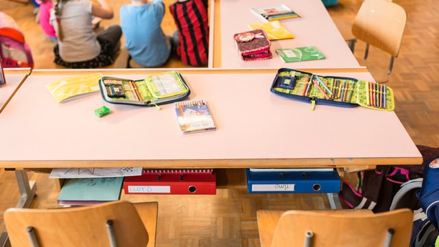 Etuis auf Schultischen. Etuis auf Schultischen.