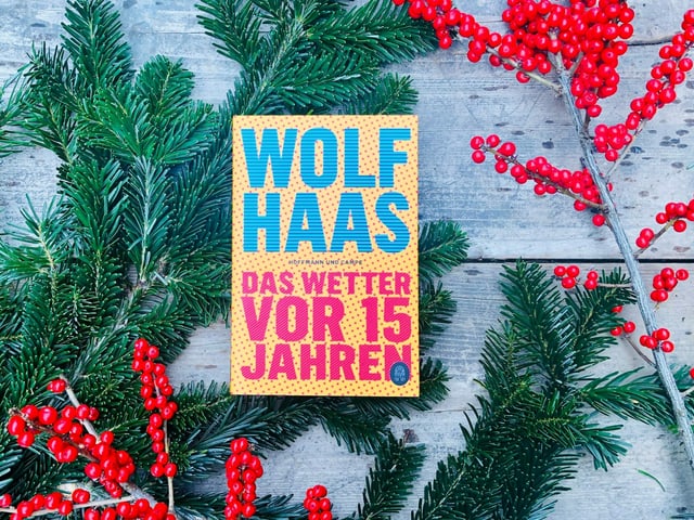 «Das Wetter vor 15 Jahren» von Wolf Haas liegt auf einem Tisch mit Weihnachtsdekoration «Das Wetter vor 15 Jahren» von Wolf Haas liegt auf einem Tisch mit Weihnachtsdekoration