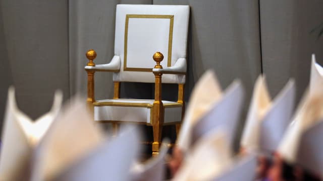 Der leere Papstthron in der Basilika des Vatikans. Der leere Papstthron in der Basilika des Vatikans.