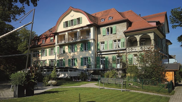 Ein stattliche Villa an einem sonnigen Tag. Ein stattliche Villa an einem sonnigen Tag.