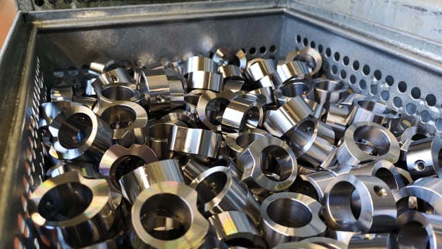 Metallteile in Behälter Metallteile in Behälter