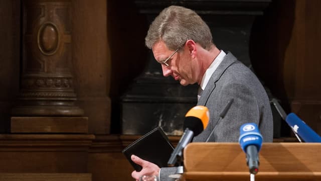 Christian Wulff an einer Medienkonferenz beim Verlassen des Rednerpultes. Christian Wulff an einer Medienkonferenz beim Verlassen des Rednerpultes.