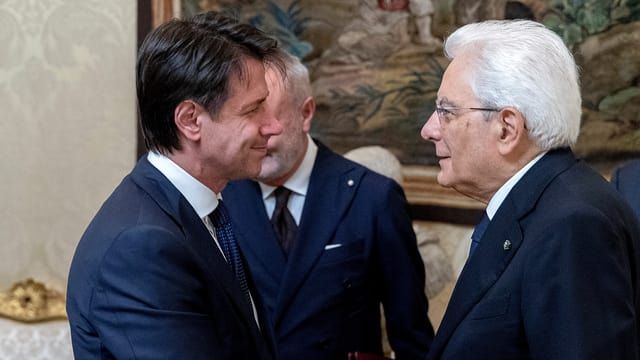 Händedruck zwischen Sergio Mattarella und Giuseppe Conte. Händedruck zwischen Sergio Mattarella und Giuseppe Conte.