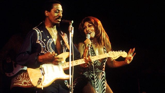 Tina Turner auf der Bühne an der Seite von Ike Turner. Tina Turner auf der Bühne an der Seite von Ike Turner.