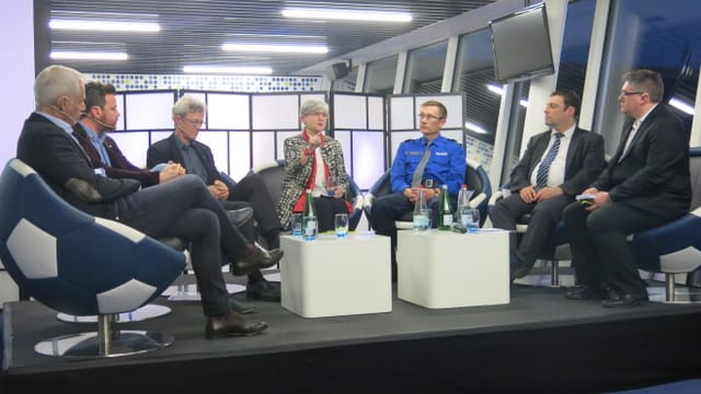 Gruppe von Leuten an einer Diskussionsrunde. Gruppe von Leuten an einer Diskussionsrunde.
