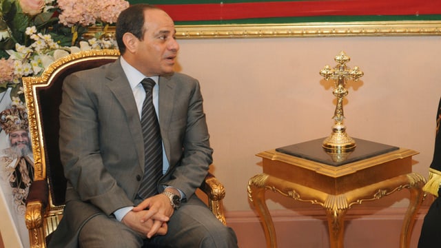Abdel Fattah al-Sisi sitzend. Abdel Fattah al-Sisi sitzend.