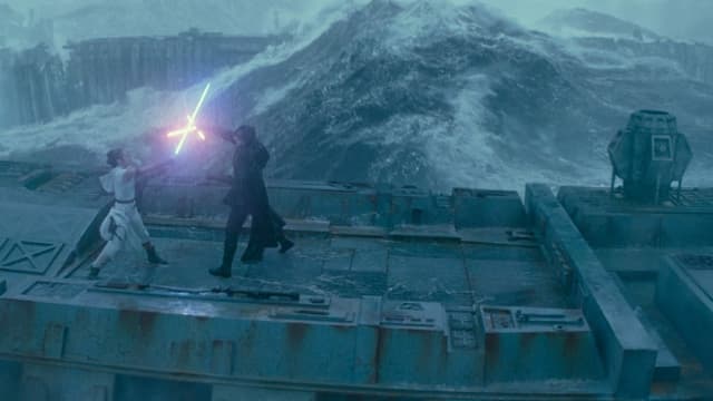 Rey und Kylo Ren duellieren sich im Sturm. Rey und Kylo Ren duellieren sich im Sturm.