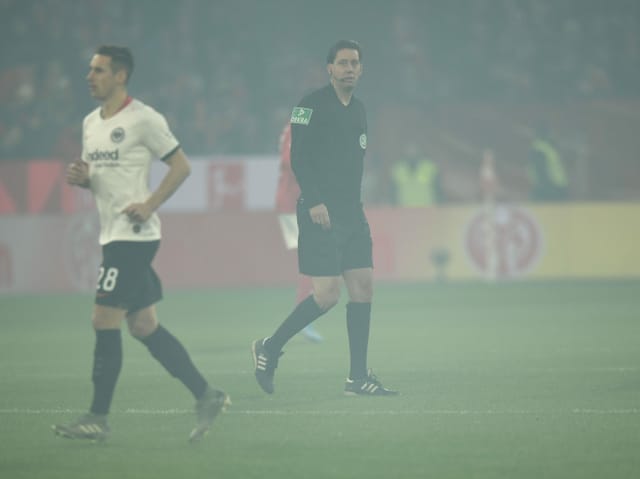 Schiedsrichter Manuel Gräfe schickte die beiden Teams vor Anpfiff noch einmal in die Kabine. Schiedsrichter Manuel Gräfe schickte die beiden Teams vor Anpfiff noch einmal in die Kabine.