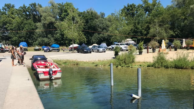 Hafen, Rampe für Schiffe, die von einem Anhänger ins Wasser gelassen werden Hafen, Rampe für Schiffe, die von einem Anhänger ins Wasser gelassen werden