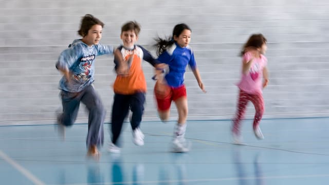 Kinder rennen durch Turnhalle. Kinder rennen durch Turnhalle.