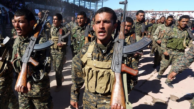 Kämpfer der syrischen Demokratischen Kräfte (SDF) feiert das einjährige Jubiläum der Befreiung von Al-Rakka. Kämpfer der syrischen Demokratischen Kräfte (SDF) feiert das einjährige Jubiläum der Befreiung von Al-Rakka.