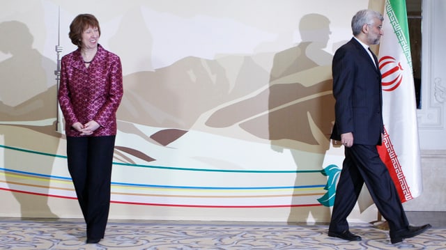 Catherine Ashton schaut einem weglaufenden Mann hinterher. Catherine Ashton schaut einem weglaufenden Mann hinterher.